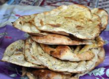 پذیرایی بانوان مهرانی از زائران با پخت نان